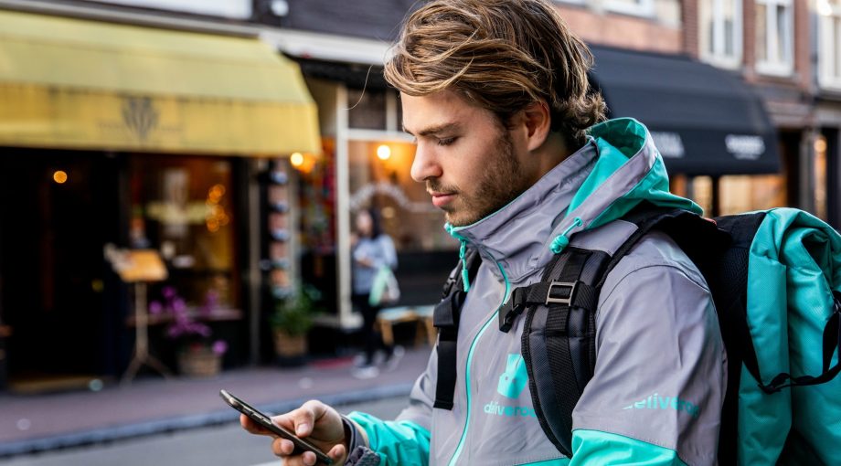 Deliveroo bezorgservice thuisbezorgd maaltijden bezorgen werknemers freelancers zzpers rechtszaak kantonrechter fnv britse bezorgdienst sytze ferwerda