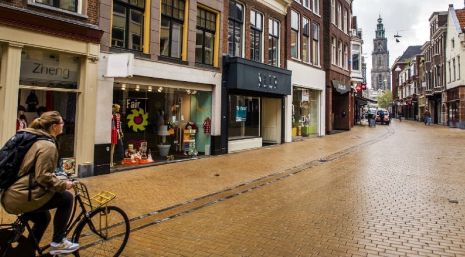 Digitale kastje scannen winkelend publiek Groningen binnenstad