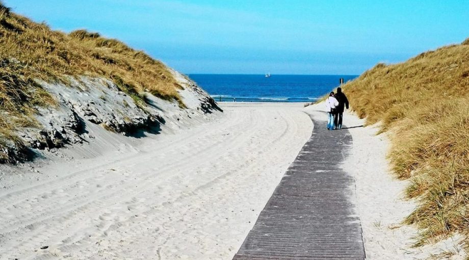 Eiland schiermonnikoog rijke vijftigplussers voorpublicatie de nieuwe weg groot