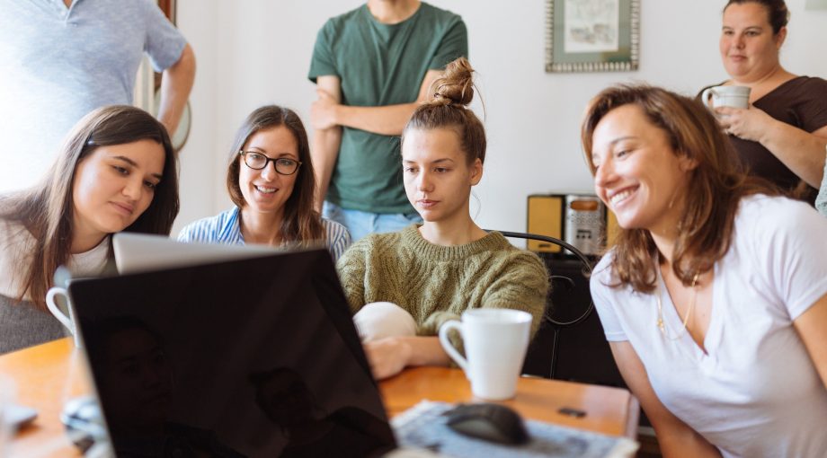 Familie bedrijf laptop pexels ondernemer innovatie start up