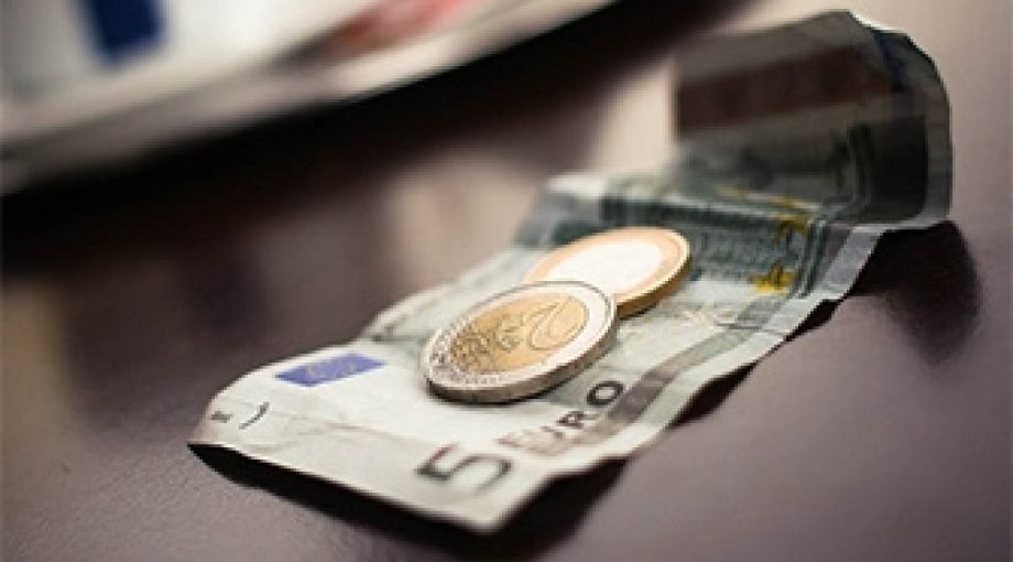 Geld papier opgefrommeld 335