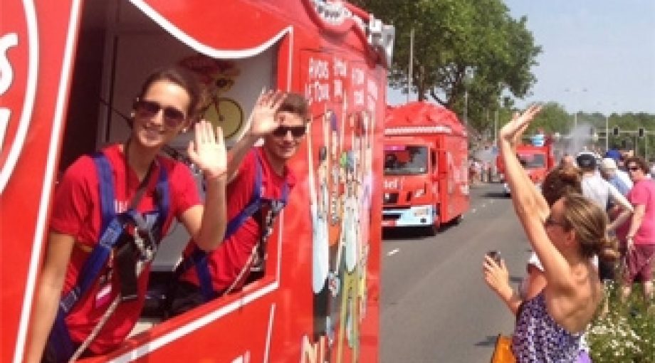 Grijpgrage tourhandjes tourkaravaan reclamekaravaan 335
