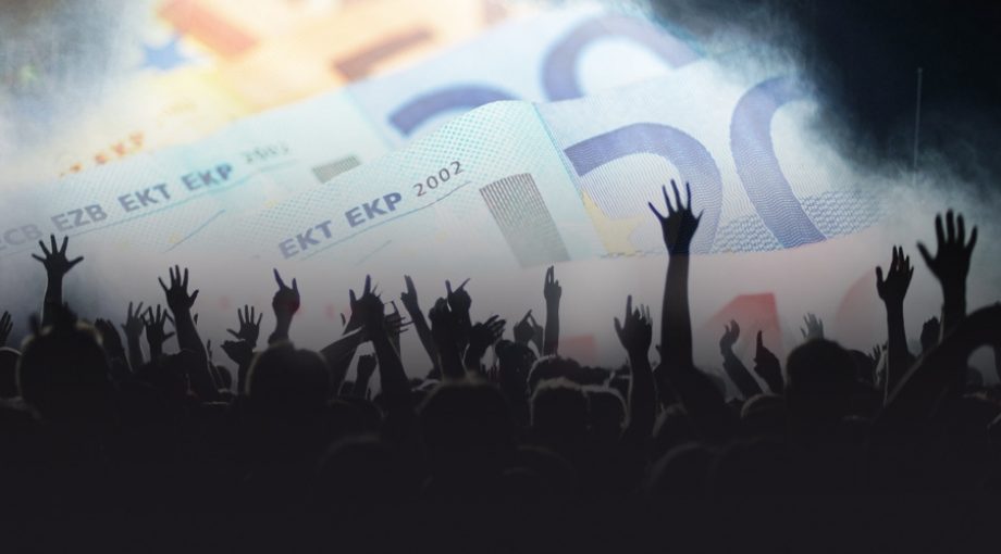 Groep mensen geld 2 groot