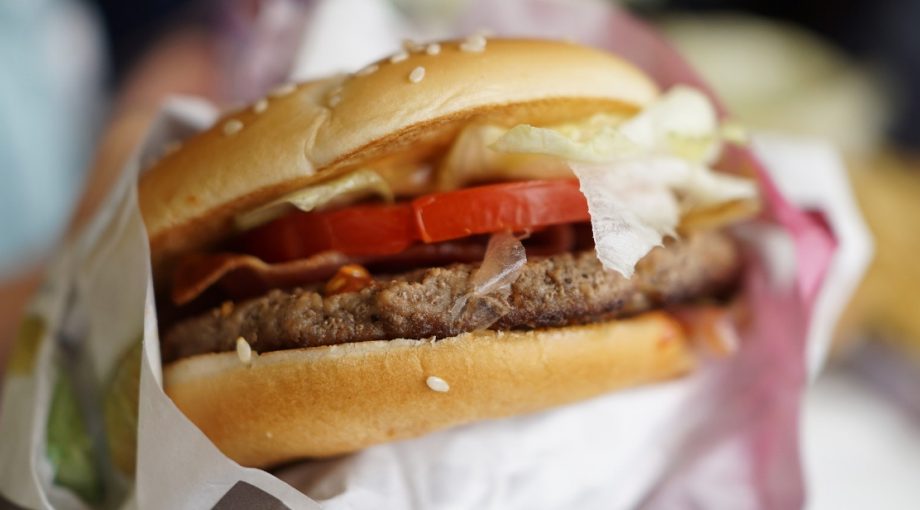 Hamburger snacken grijpen tiener fastfood groot