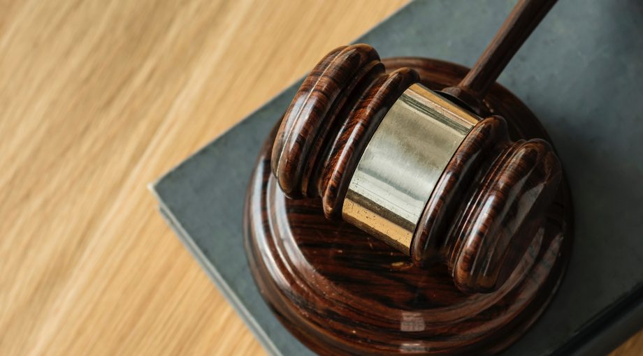 Hamer rechtzaak drager ontslag dronken
