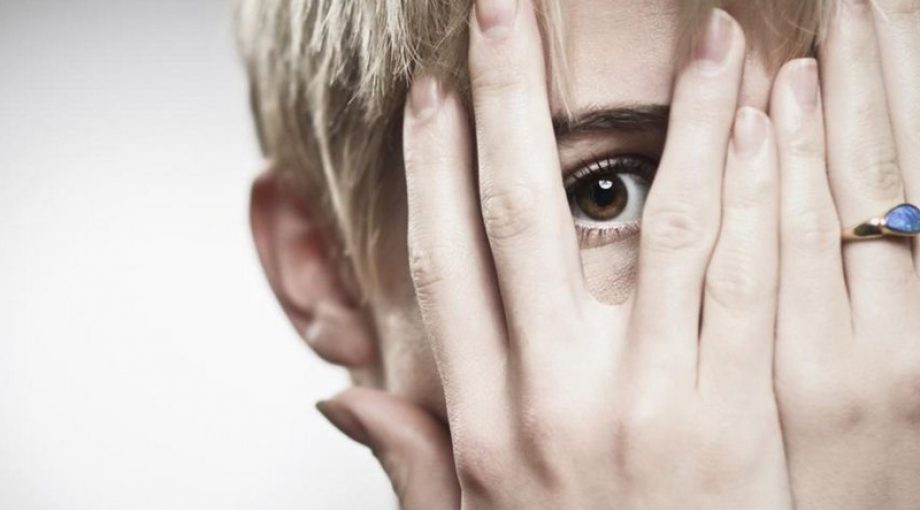Handen voor gezicht vrouw groot