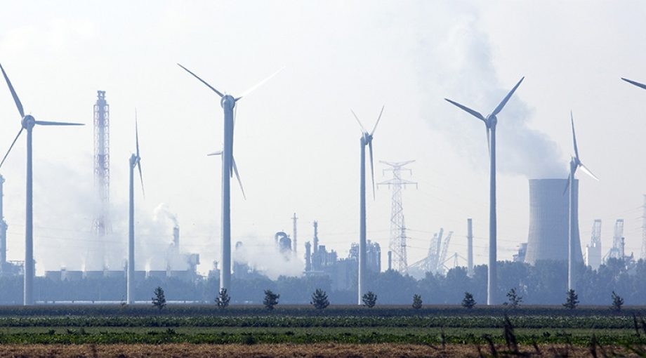 Haven havengebied bedrijventerrein windmolens industrie antwerpen