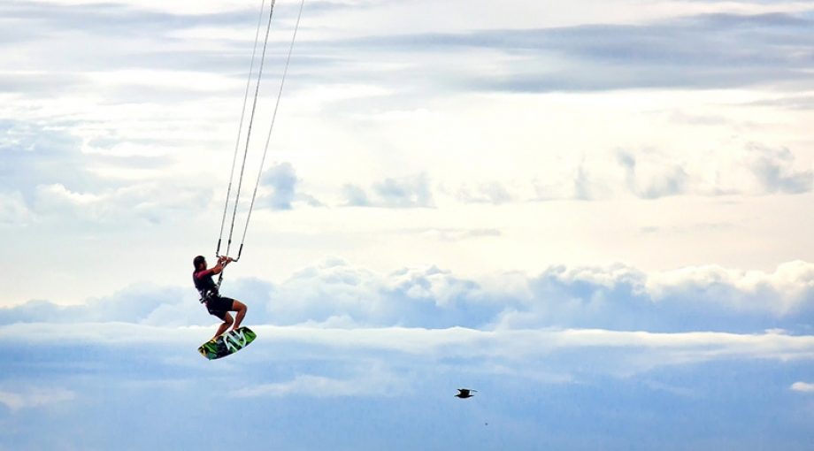 Jonge kitesurfers openen winkel webshop stock