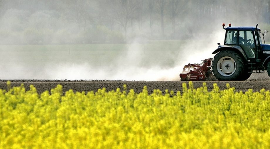 Landbouw platteland akker tractor noord brabant andel roteren