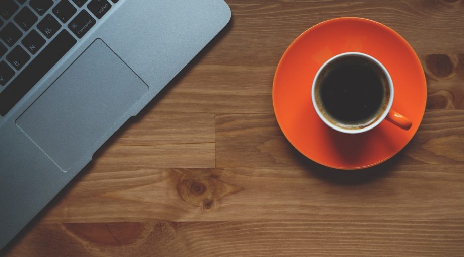 Laptop werkplek koffie thee stock