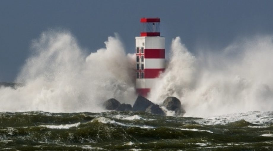 Lentestorm vuurtoren schade middelgroot
