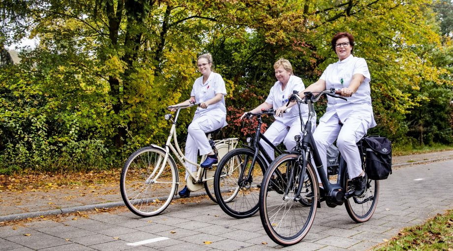 Medewerkers fietsen