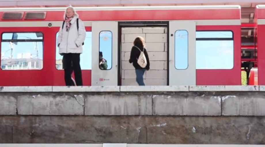 Nofugazi trein muur metro groot