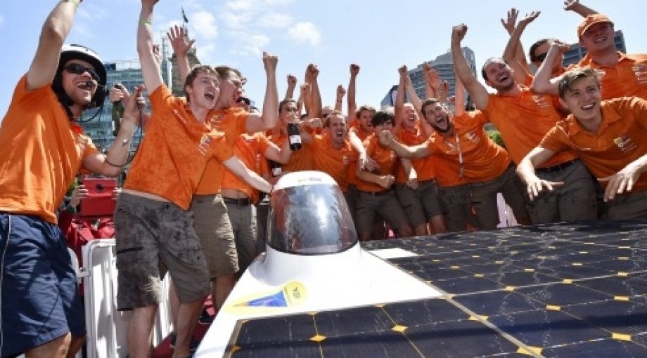 Nuon solar team solar challenge zonneauto delft winnaar middelgroot