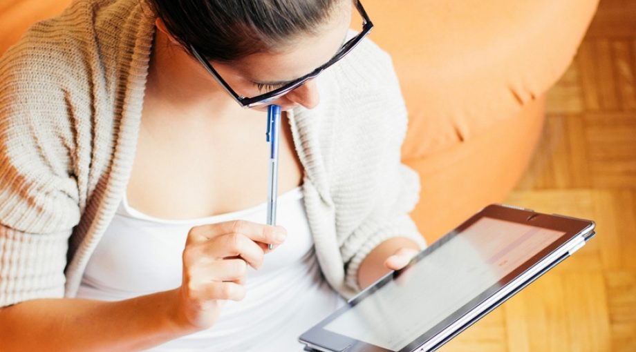 Onbeperkt lezen vrouw ipad magboox groot