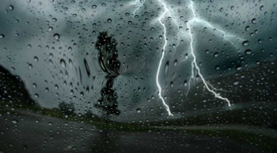 Onweer bliksem regen groot