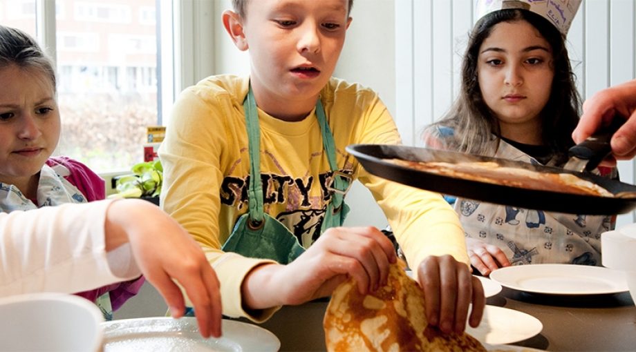 Pannenkoeken bakken kinderen