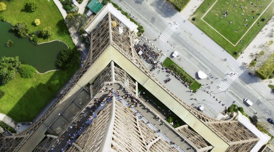 Parijs eiffeltoren bezoekers groot