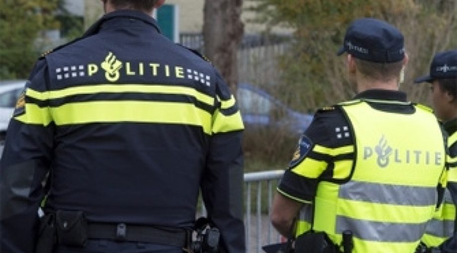 Politie agenten ruggen 335