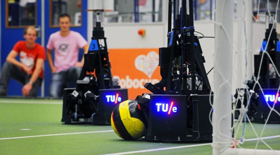 Robot voetbal pers groot