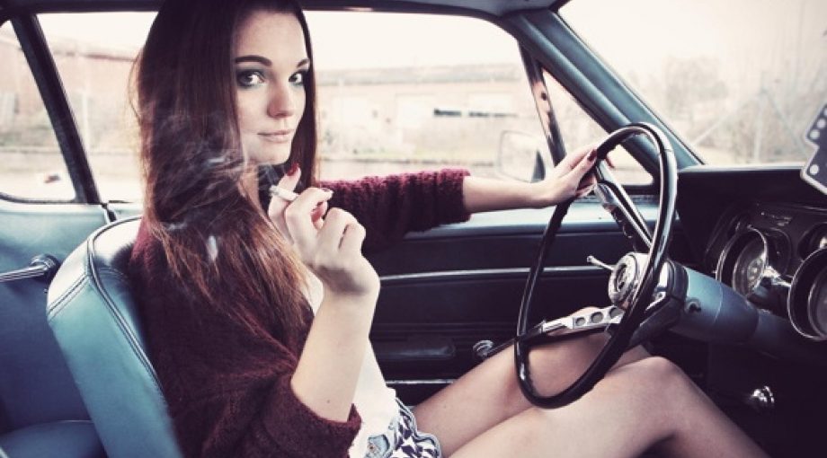 Roken vrouw auto groot