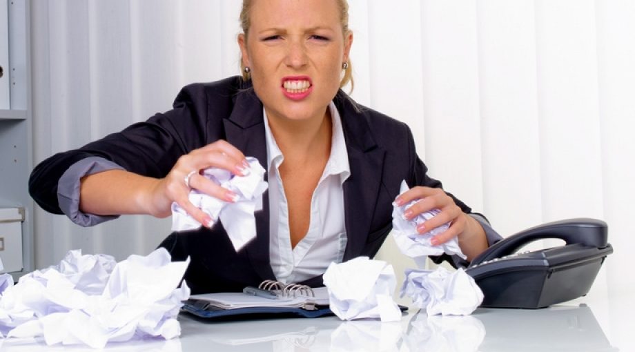 Secretaresse boos middelgroot