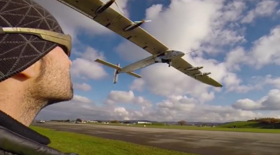 Solar impulse 2 zonnevliegtuig groot