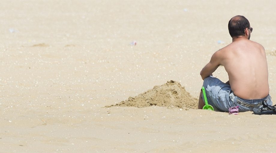 Strand zee toerist bijgesneden