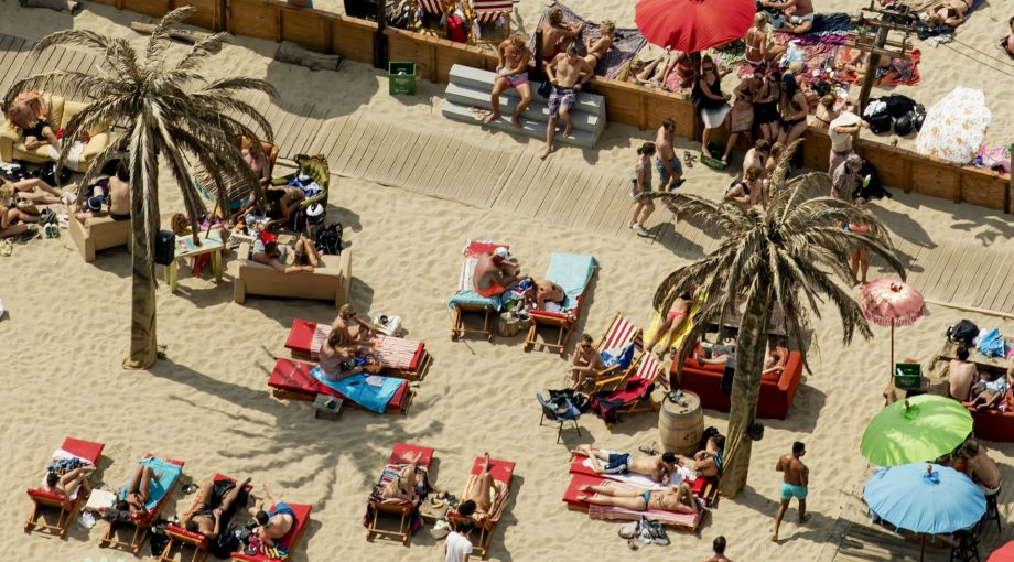 Strand zon zee strandtent paviljoen ondernemer strandtenthouder uitbater vakantie hittegolf personeel medewerkers