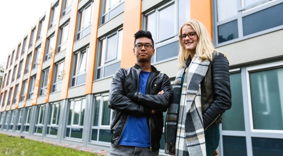 Studenten op de Spinozacampus Haerzathe Investments Beheer BV