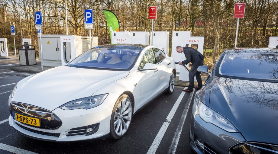 Tesla elektrisch rijden oplaadpunt