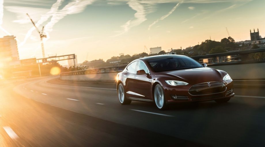 Tesla auto groot