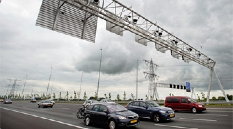 Trajectcontrole snelweg verkeer autos 335