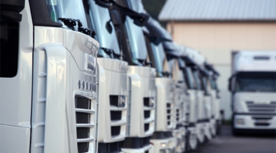 Transport vrachtwagens rij middelgroot