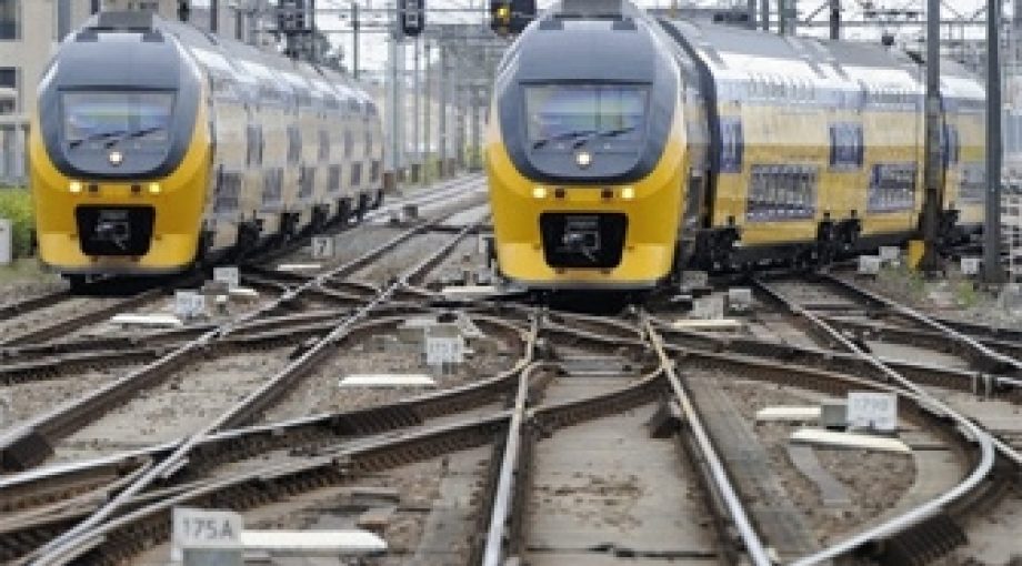 Trein spoorwegen intercity 335