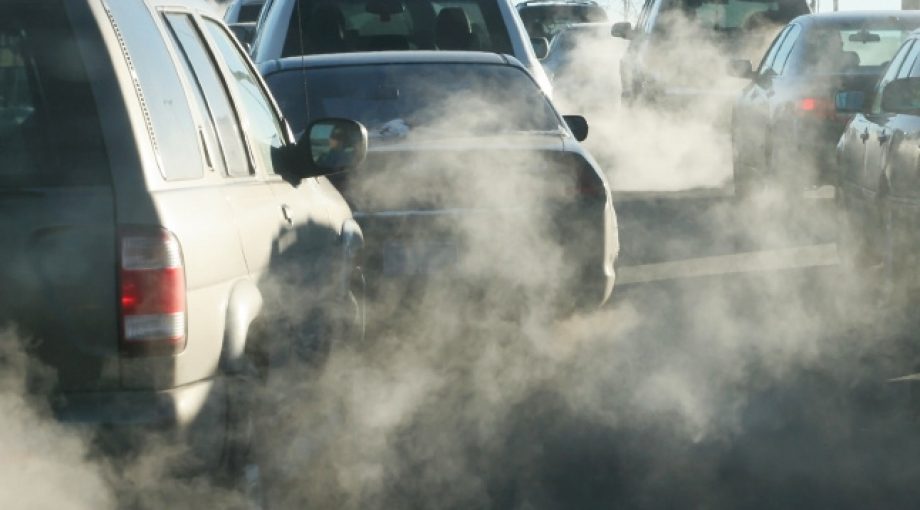 Uitlaatgas auto groot