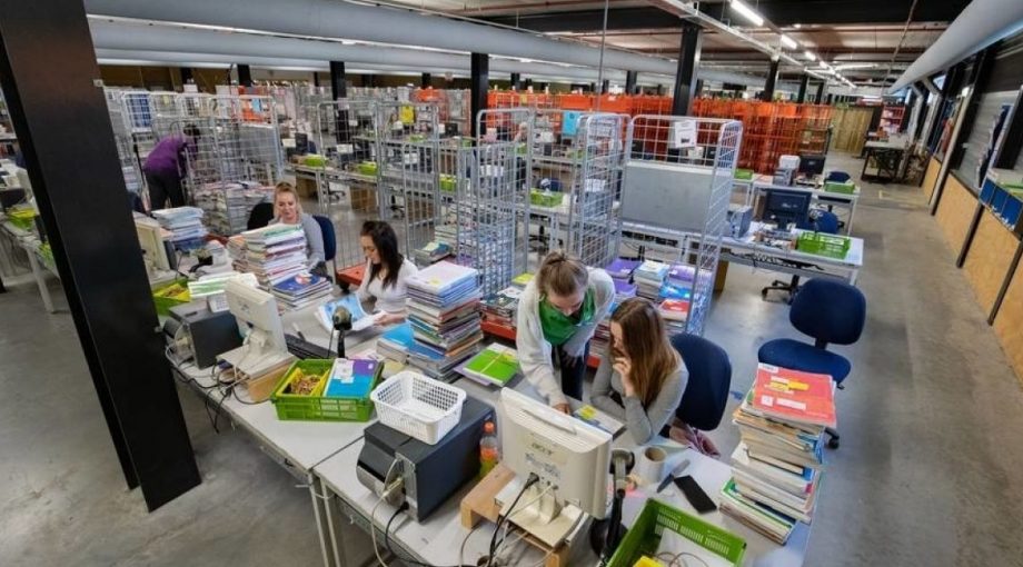 Van dijk educatie hoogseizoen miljoenen schoolboeken post foto freddy schinkel