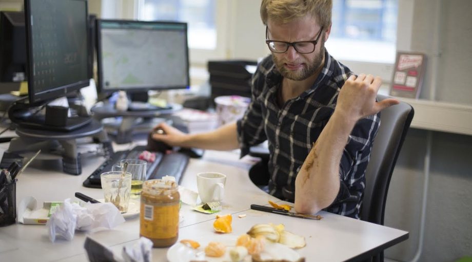 Vies werkplek zweet collega irritatie groot