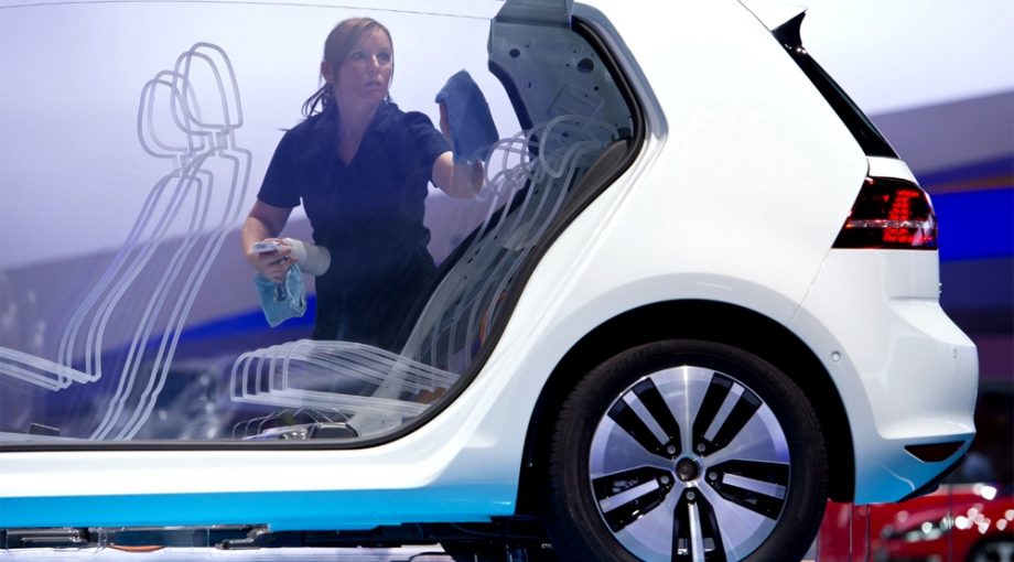 Volkswagen autofabrikant auto showroom poetsen groot