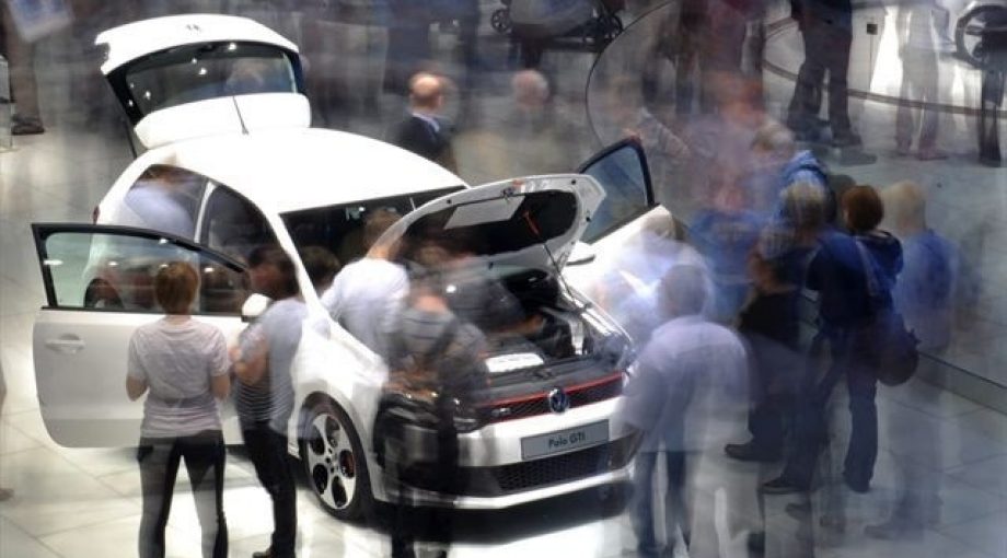 Volkswagen werknemers kijken showroom auto 1000