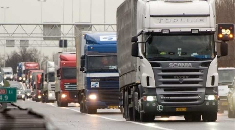 Vrachtwagen snelweg vluchtstrook 335