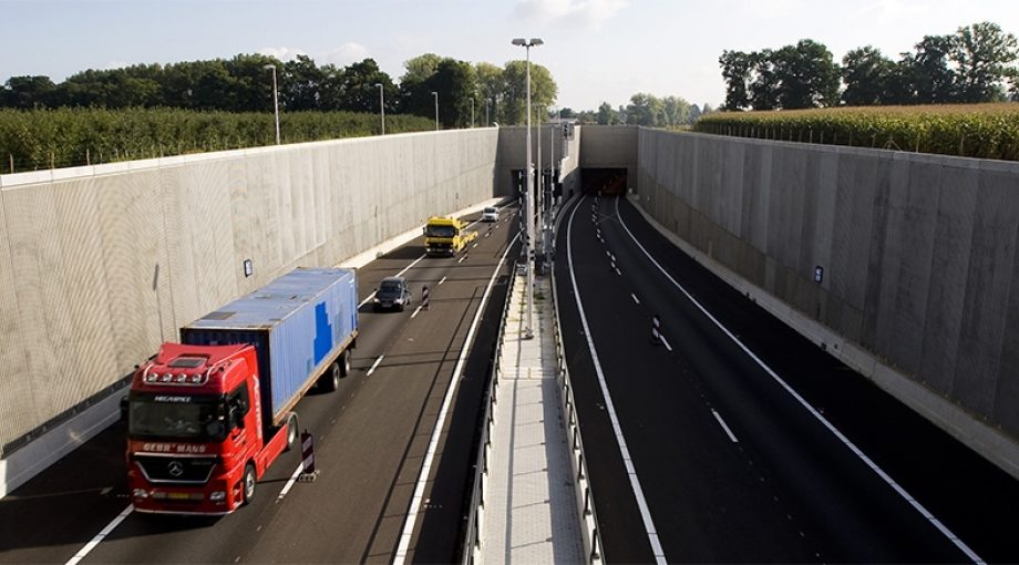 Vrachtwagentunnel1065