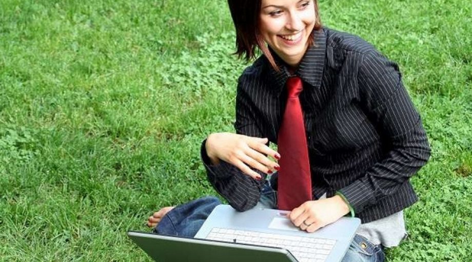 Vrouw laptop lachen gras middelgroot