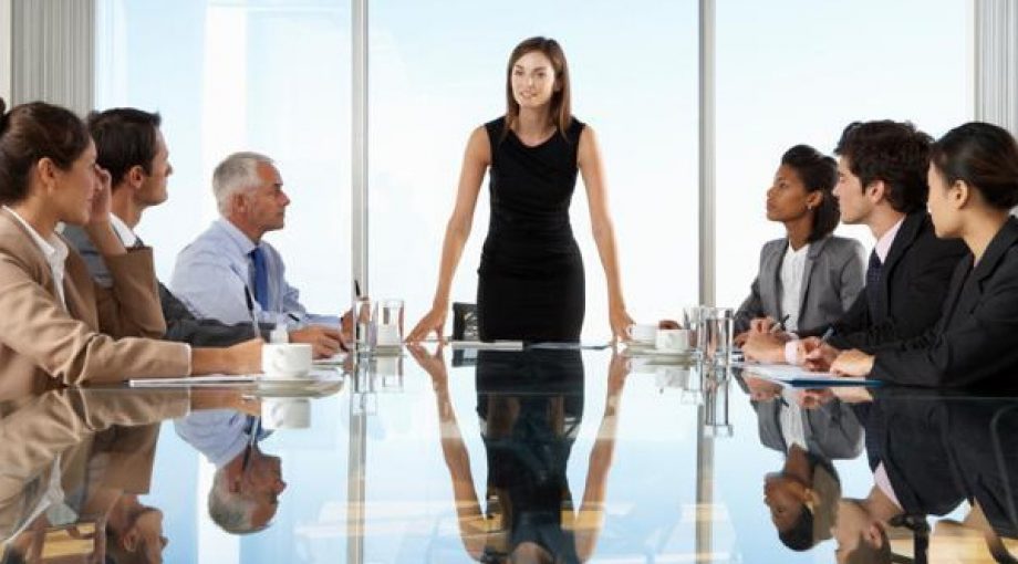 Vrouw top functie boardroom 335