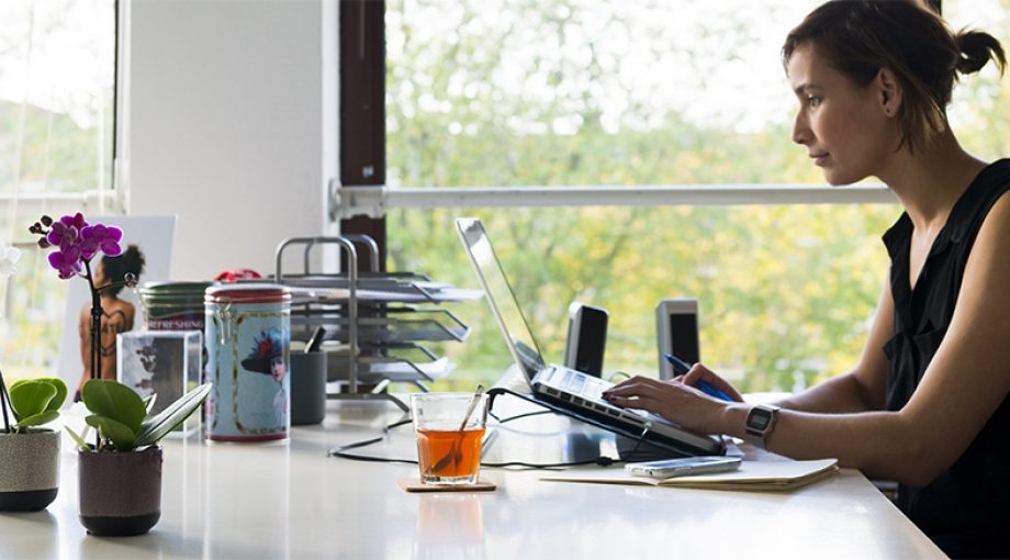 Werken ondernemer laptop administratie thee kantoor 1065