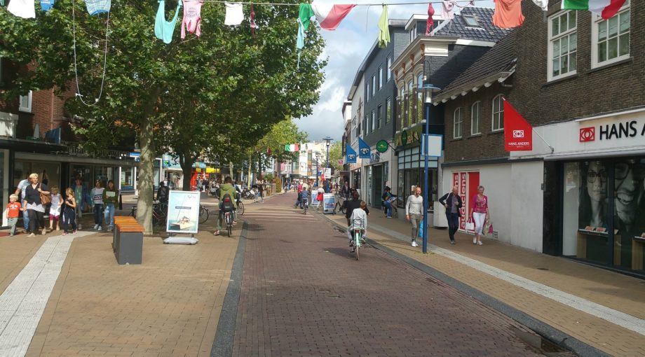 Winkelstraat gedempte singel assen werk winkel