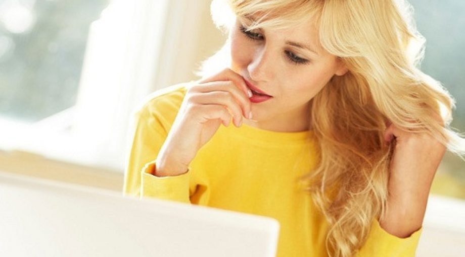 Zzp vrouw geel studie computer middelgroot