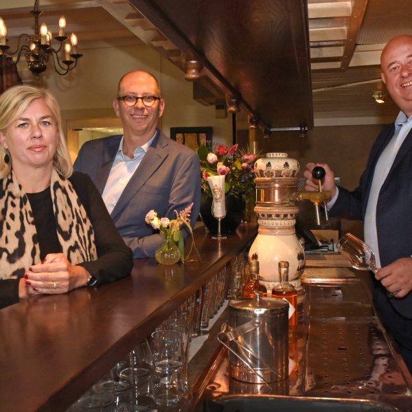 Familie strikker hotel bloemenbeek