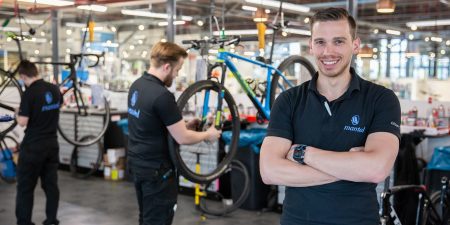 Werkplaats fietsenmakers fiets personeel bonus mantel