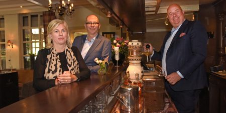 Familie strikker hotel bloemenbeek